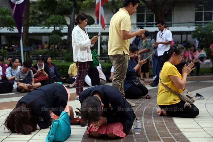 Người dân quỳ lạy, mang hương tới cầu 
