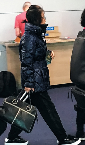 H&igrave;nh ảnh được cho l&agrave; b&agrave; Choi Soon-sil tại s&acirc;n bay 