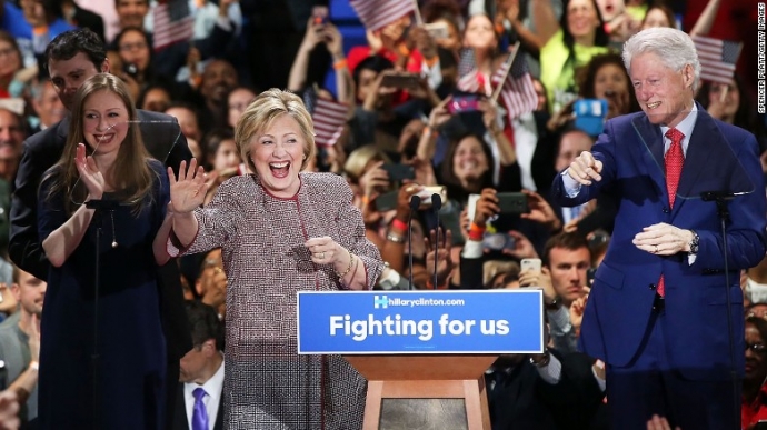 B&agrave; Clinton bước tr&ecirc;n s&acirc;n khấu c&ugrave;ng gia đ&igrave;nh sau kh
