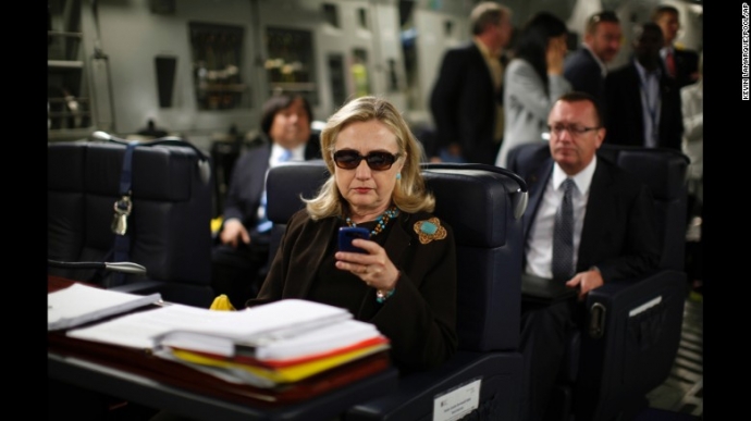 B&agrave; Clinton kiểm tra điện thoại Blackberry b&ecirc;n tron