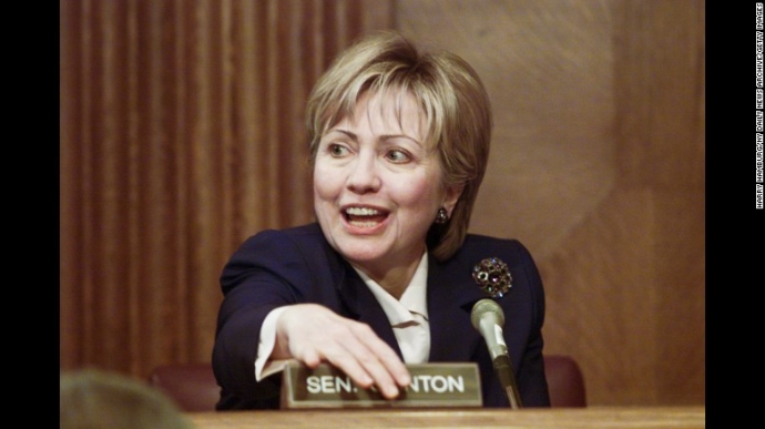 B&agrave; Clinton lần đầu xuất hiện tại Ủy ban T&agrave;i nguy&ecirc;n