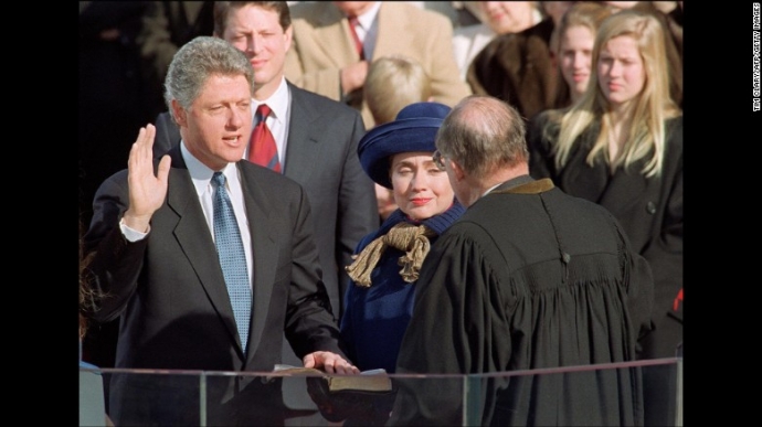 B&agrave; Hillary Clinton b&ecirc;n cạnh chồng khi &ocirc;ng Bill Cli