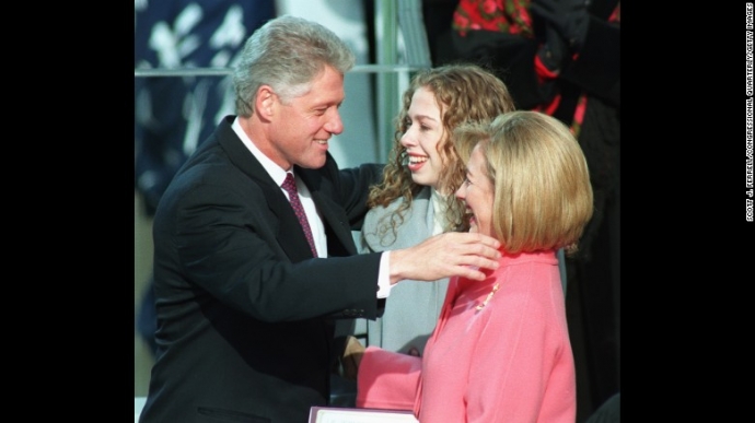 Gia đ&igrave;nh Clinton chia sẻ niềm vui khi &ocirc;ng Bill tuy
