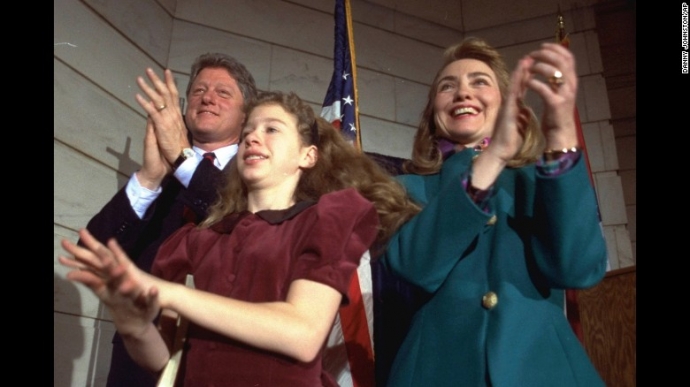 Gia đ&igrave;nh Clinton ch&uacute;c mừng tại Little Rock, bang A