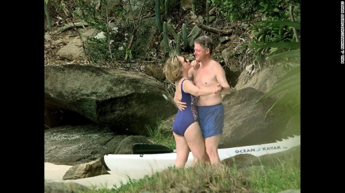 Gia đ&igrave;nh Clinton nhảy tr&ecirc;n b&atilde;i biển ở đảo Virgin v