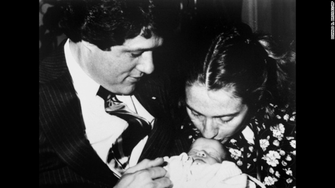 Năm 1975, b&agrave; Clinton kết h&ocirc;n với &ocirc;ng Bill Clinton 