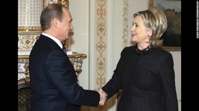 Ở cương vị Ngoại trưởng Mỹ, b&agrave; Clinton bắt tay ch&agrave;