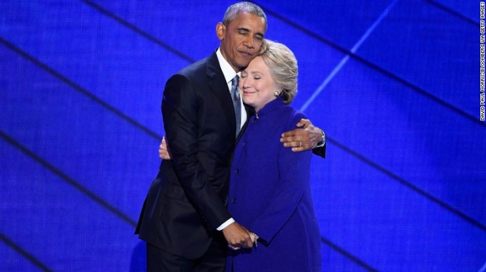 &Ocirc;ng Obama &ocirc;m b&agrave; Clinton sau khi &ocirc;ng kết th&uacute;c b&agrave;i p