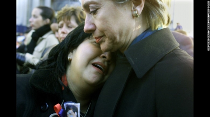 Thượng Nghị sĩ Hillary Clinton an ủi b&agrave; Maren Sark