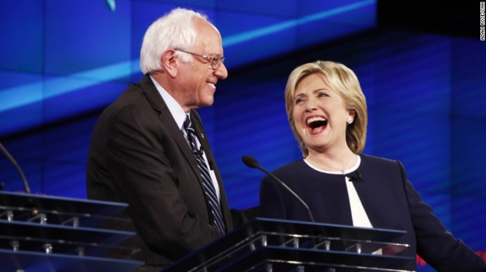 Thượng Nghị sĩ Mỹ Bernie Sanders c&ugrave;ng b&agrave; Hillary C