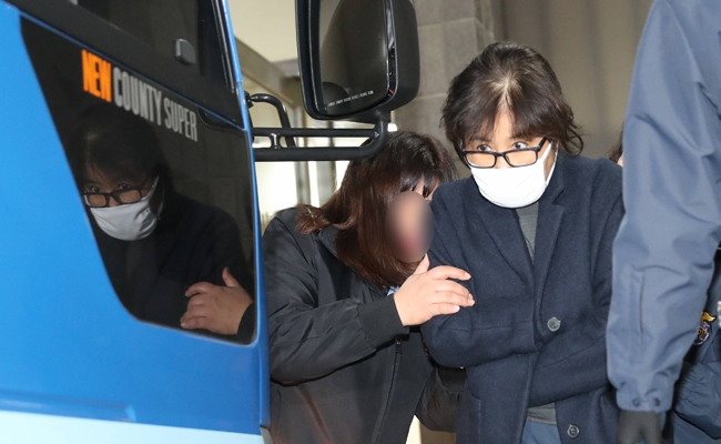 B&agrave; Choi Soon-sil nh&acirc;n vật ch&iacute;nh trong b&ecirc; bối bạn t