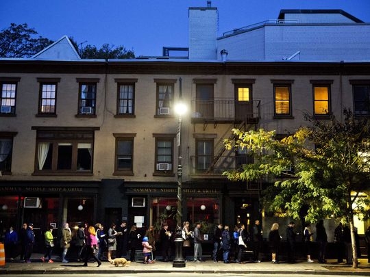 Cử tri xếp hàng dài trước cửa điểm bo