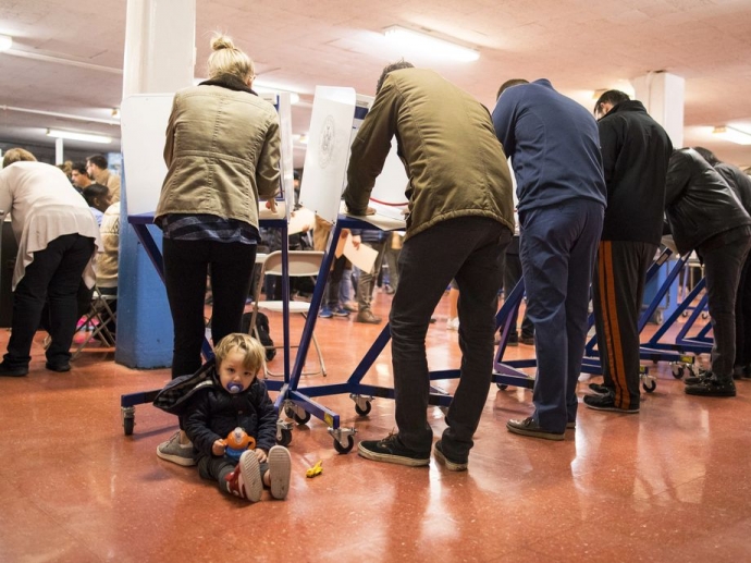 Em bé ngồi đợi mẹ suy nghĩ lựa chọn ứn