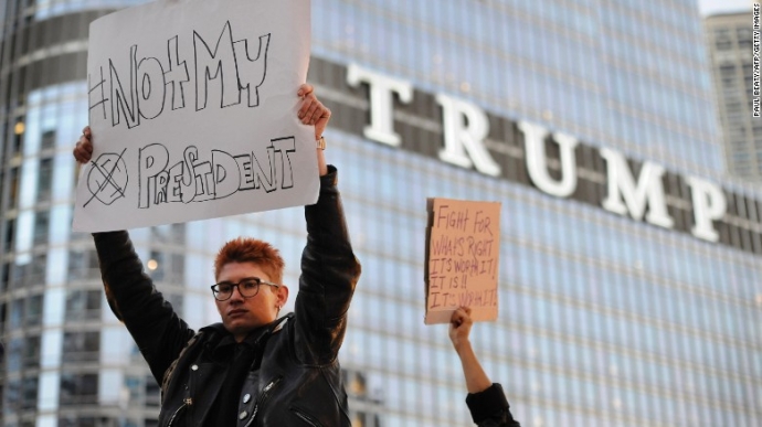 Nhiều người biểu t&igrave;nh khẳng định &ocirc;ng Trump kh&ocirc;ng p