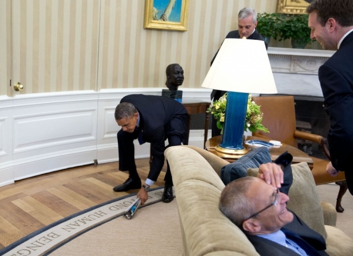 C&aacute;c trợ l&yacute; của &ocirc;ng Obama bật cười khi vị Tổng thốn