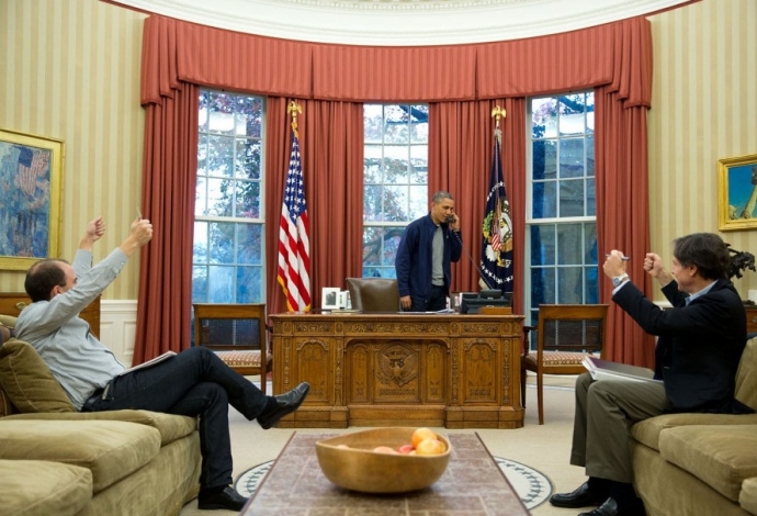 Cố vấn Ben Rhodes tr&aacute;i v&agrave; Tony Blinken thể hiện ủn