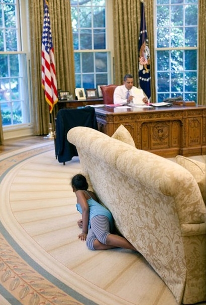 Con g&aacute;i Sasha Obama trốn đằng sau ghế sofa ph&ograve;ng B