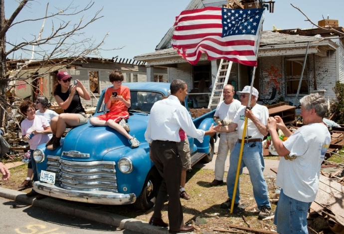&Ocirc;ng Obama ch&agrave;o người d&acirc;n tại Joplin, Missouri, nơi