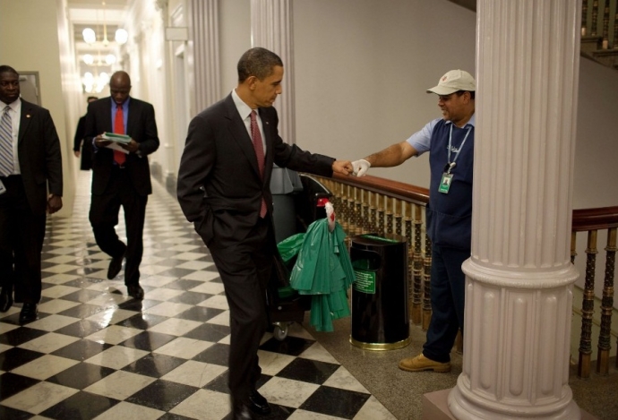 &Ocirc;ng Obama ch&agrave;o th&acirc;n mật một nh&acirc;n vi&ecirc;n dọn dẹp tại 