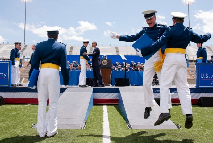 &Ocirc;ng Obama ch&uacute;c mừng c&aacute;c khi họ nhận được từ Học vi