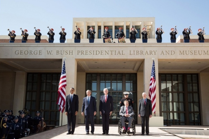 &Ocirc;ng Obama chụp ảnh c&ugrave;ng 4 cựu Tổng thống Mỹ