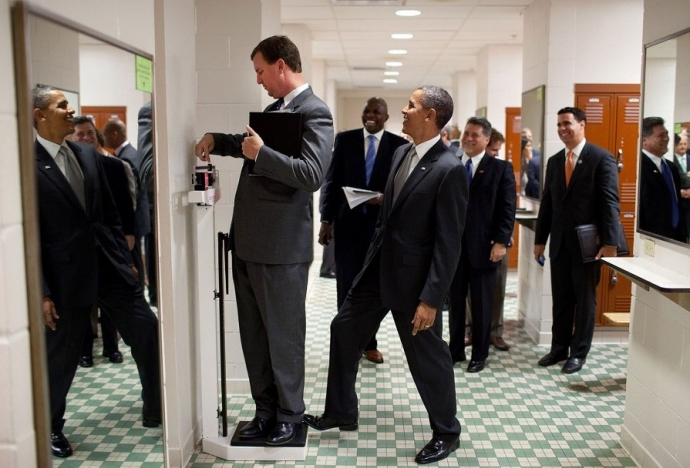 &Ocirc;ng Obama đặt ch&acirc;n l&ecirc;n b&agrave;n c&acirc;n khi Gi&aacute;m đốc phụ tr