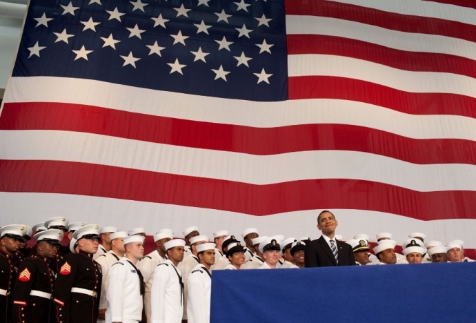&Ocirc;ng Obama đứng tr&ecirc;n s&acirc;n khấu, c&oacute; b&agrave;i ph&aacute;t biểu trư