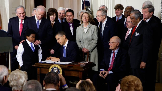 &Ocirc;ng Obama k&yacute; Đạo luật Chăm s&oacute;c Sức khỏe Hợp t&uacute;i ti