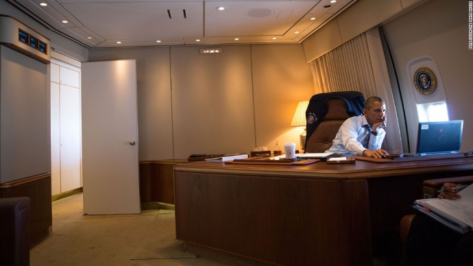 &Ocirc;ng Obama l&agrave;m việc tr&ecirc;n chuy&ecirc;n cơ Kh&ocirc;ng lực Một ng