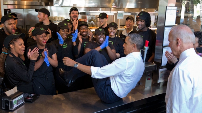 &Ocirc;ng Obama trượt tr&ecirc;n b&agrave;n thu ng&acirc;n với c&aacute;c nh&acirc;n vi&ecirc;