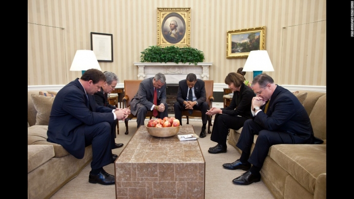 Tổng thống Obama cầu nguyện tại Ph&ograve;ng Bầu dục c&ugrave;ng