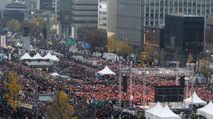 Biểu tình rầm rộ phản đối Tổng thống