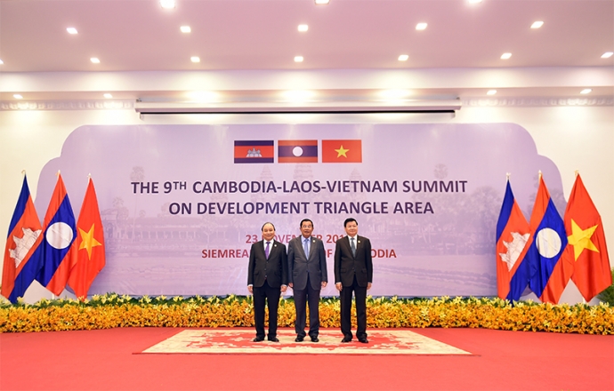 1 Từ trái sang, Thủ tướng Nguyễn Xuân Ph