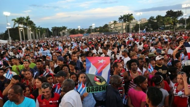 Từ sáng sớm, người dân bắt đầu kéo v