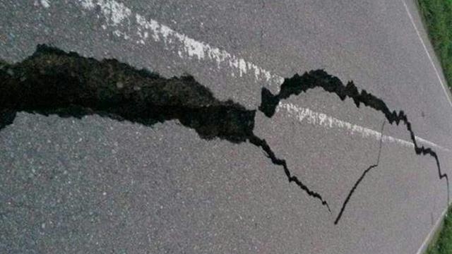 Đường xá nứt toác vì động đất