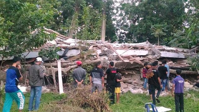 Hàng chục nhà dân bị phá hủy vì động đất 4