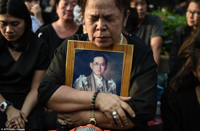 Người dân tưởng niệm Nhà vua Thái Lan q