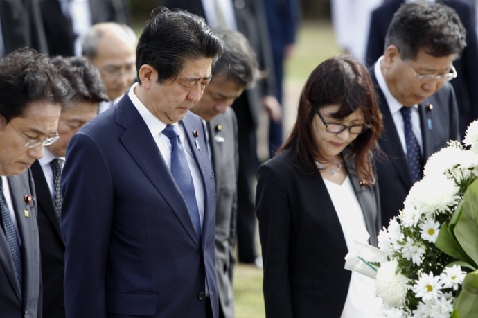 Thủ tướng Nhật Bản Shinzo Abe, (thứ hai t