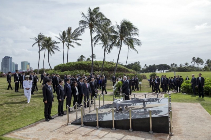 Thủ tướng Nhật cùng đoàn đại biểu cúi 