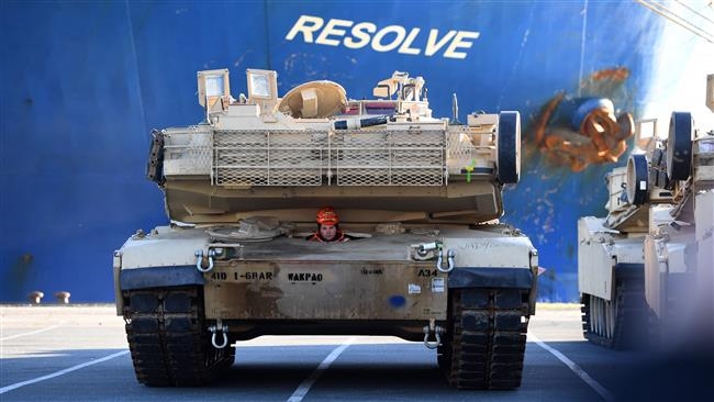 Phương tiện qu&acirc;n sự của Mỹ được đưa x