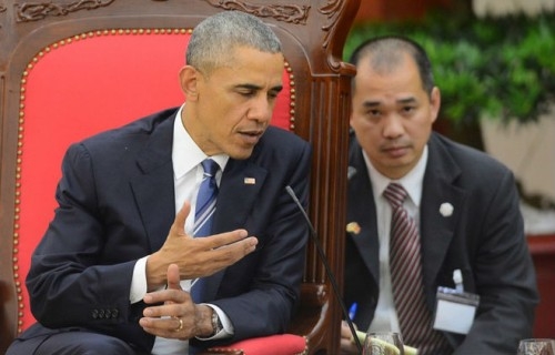 Ông Anh Phạm trong một cuộc phiên dịch cho