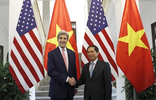 Ngoại trưởng Mỹ John Kerry chụp ảnh c&ugrave;ng T