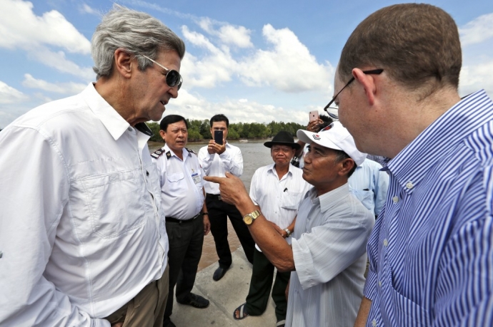 &Ocirc;ng John Kerry n&oacute;i chuyện với vị cựu chie