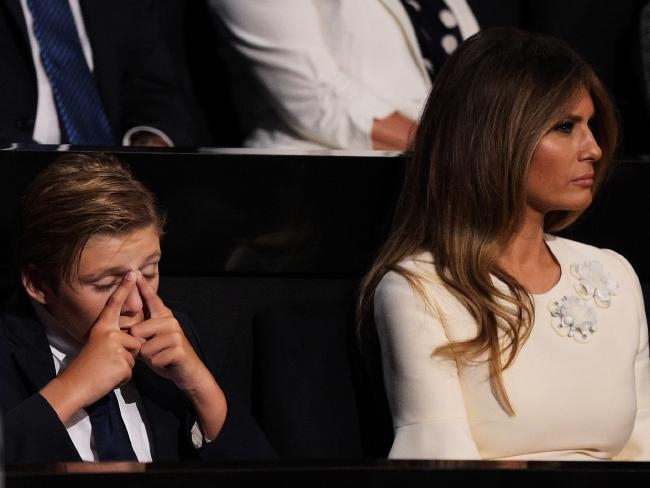 Barron Trump c&oacute; vẻ c&ograve;n qu&aacute; nhỏ để c&oacute; thể