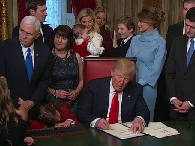 Trong khi Tổng thống Donald Trump k&yacute; sắc le