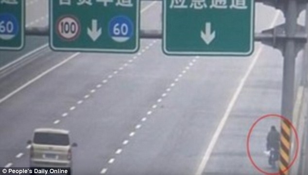 Hình ảnh cho thấy người đàn ông đi nhầm