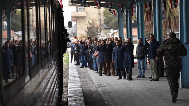 Người dân chụp ảnh đoàn tàu vào ga tại n