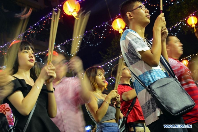 Người dân thắp thương cầu may mắn tại