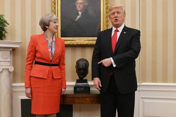 Ông Donald Trump mời bà Theresa May tới phò