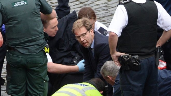 Nghị sĩ Anh Tobias Ellwood không ngại lao ra c